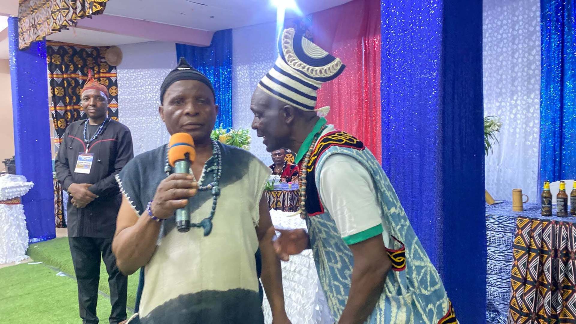 Elders in dialogue during the ceremony